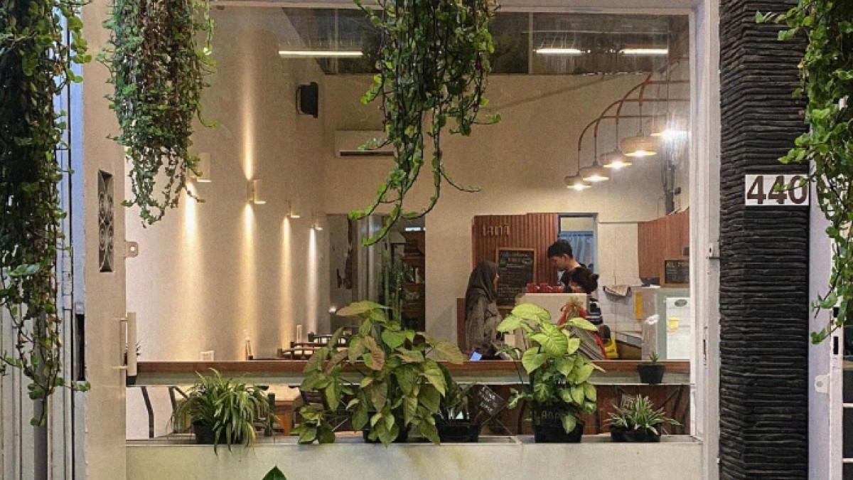 Lana Seduh dan Singgah, coffee shop favorit di Jalan Slamet Riyadi Solo, Jawa Tengah.