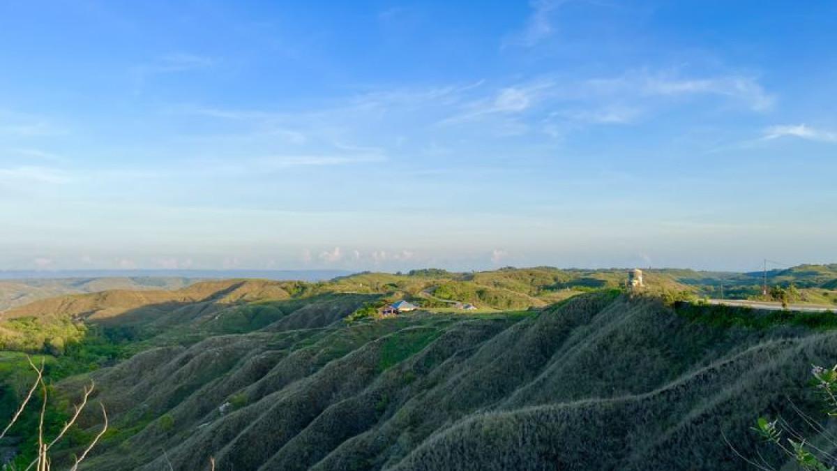 Landskap Bukit Tanarara pagi hari, di Sumba Timur, Nusa Tenggara Timur, Rabu (26/11/2025).