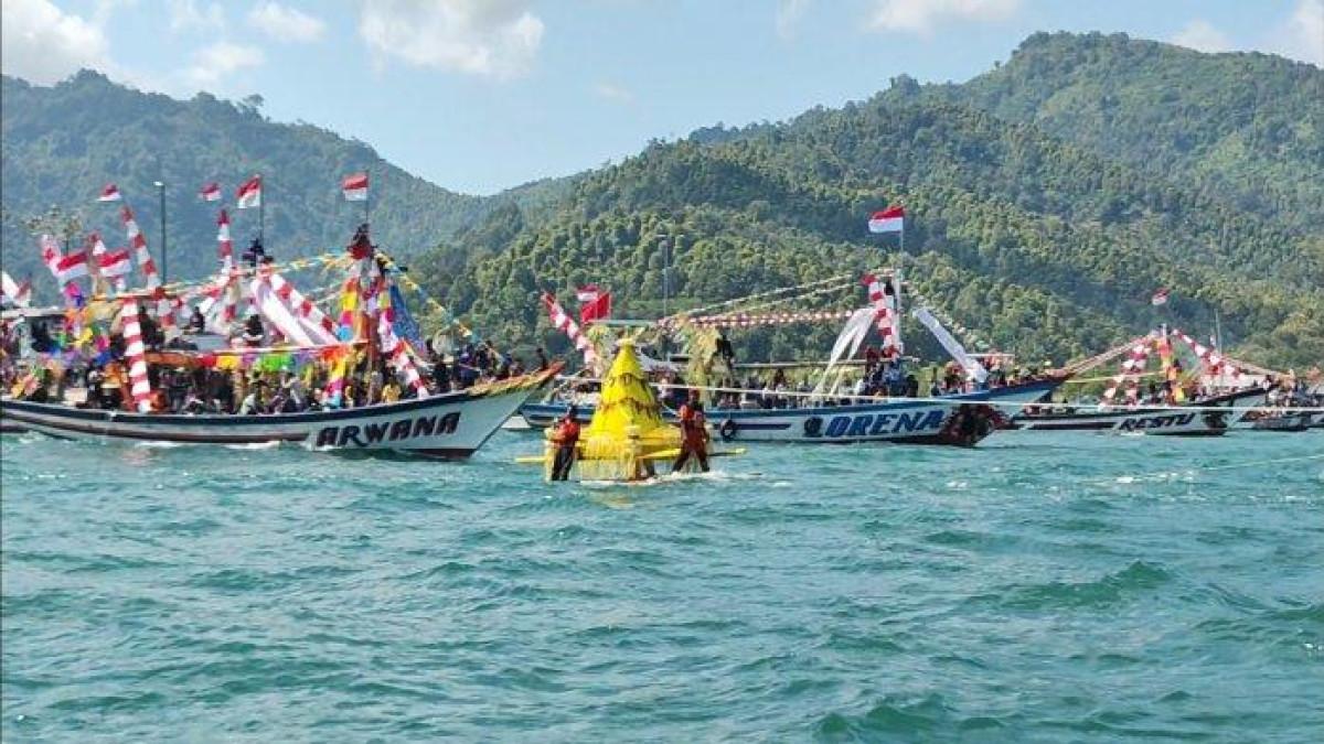 Larung Sembonyo, di Teluk Prigi, Kecamatan Watulimo, Kabupaten Trenggalek.