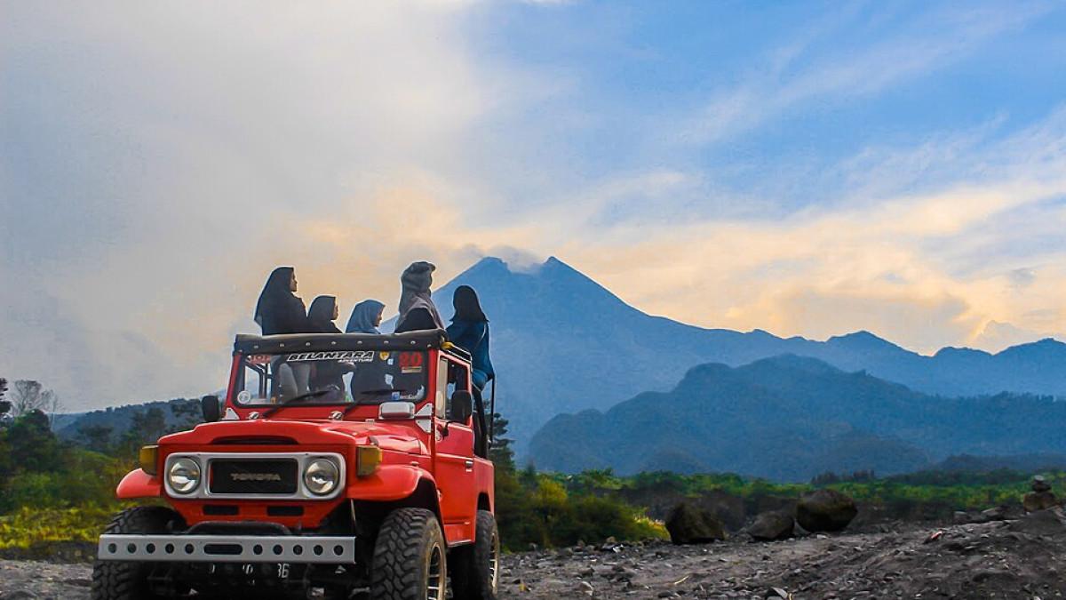 Wisatawan menikmati Lava Tour Merapi naik mobil Jeep di Kaliurang.