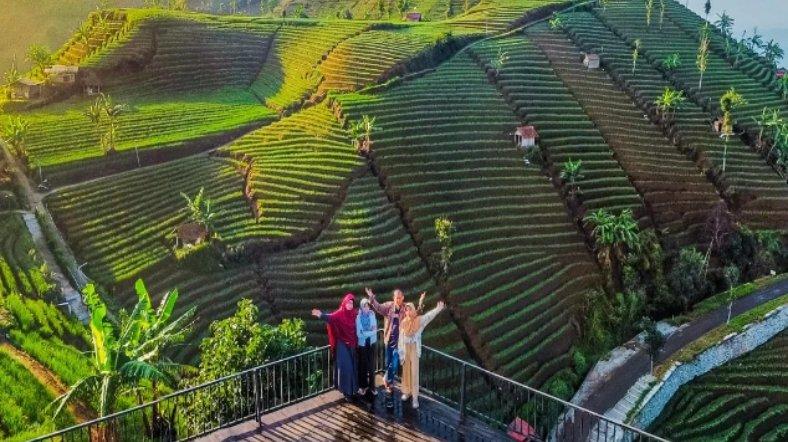 Lawang Saketeng, satu tempat wisata alam terbaik di Argapura, Majalengka, Jawa Barat.