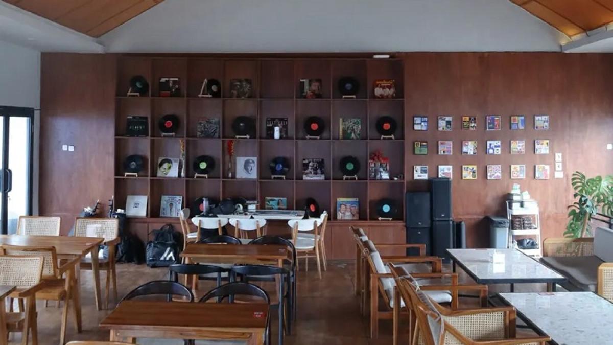 Le Braga Coffee & Kitchenette tempat ngopi santai yang memiliki banyak spot estetik dan view outdoor yang bikin candu.