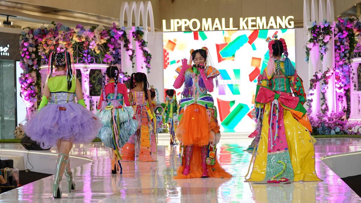 Koleksi warna-warni bertema Lego karya Nandio tampil ceria di panggung fashion show Anniversary ke-13 Lippo Mall Kemang.