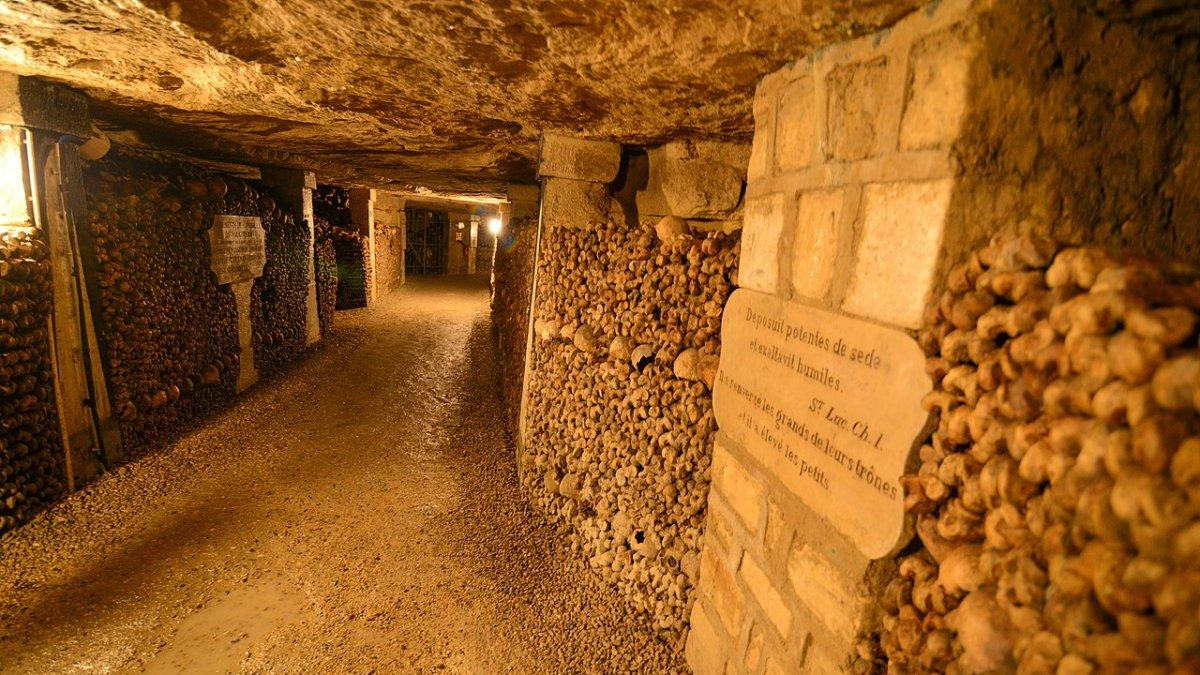 Les Catacombes, satu tempat wisata di Paris, Prancis