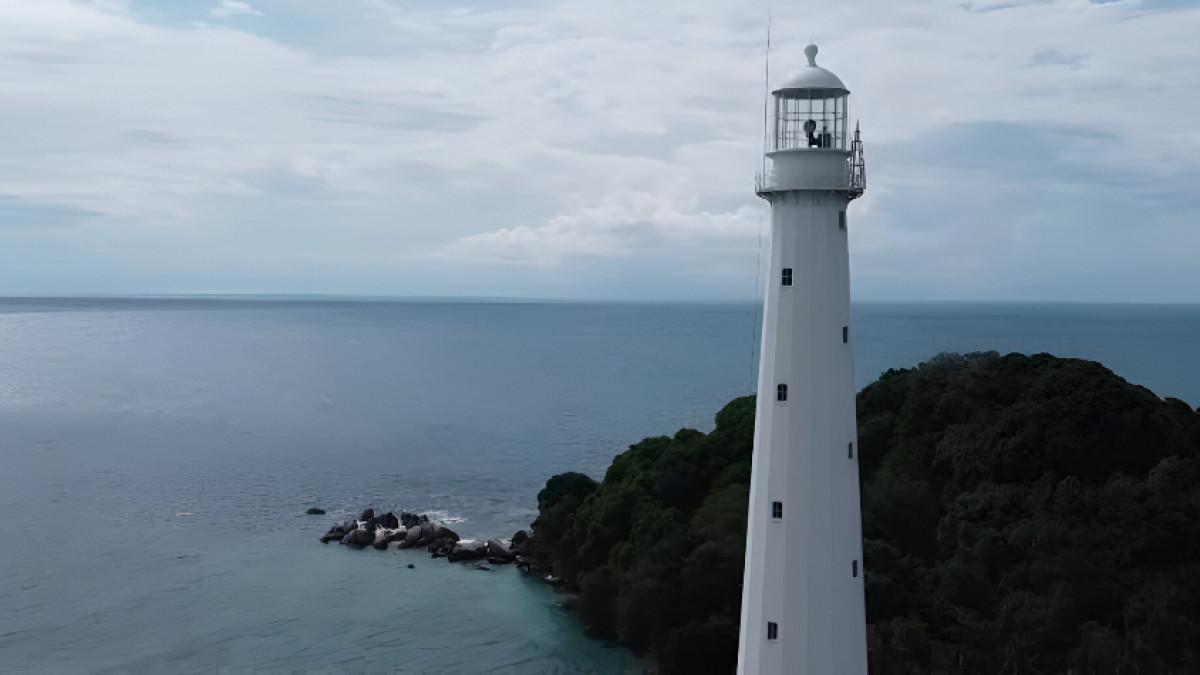 Liburan akhir tahun bareng pasangan di Pulau Lengkuas makin romantis dengan pemandangan laut jernih dan mercusuar ikonik. Cocok untuk healing berdua!