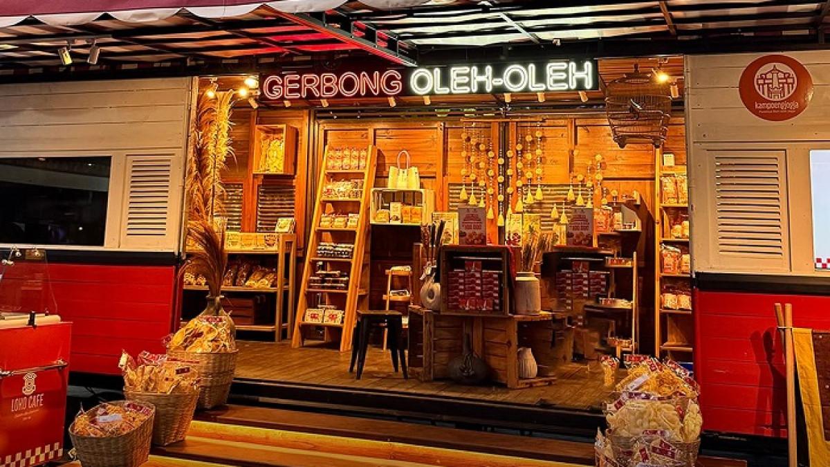 Loko Cafe - kafe dengan view kereta api yang cocok buat kamu santai dan nongkrong