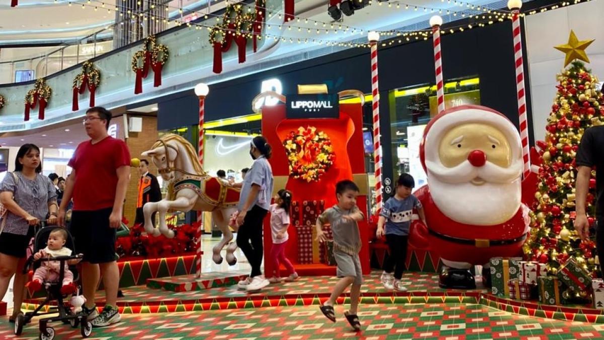 Magical Christmas di Lippo Malls hadir dengan dekorasi megah dan acara keluarga yang siap meriahkan liburan akhir tahun.