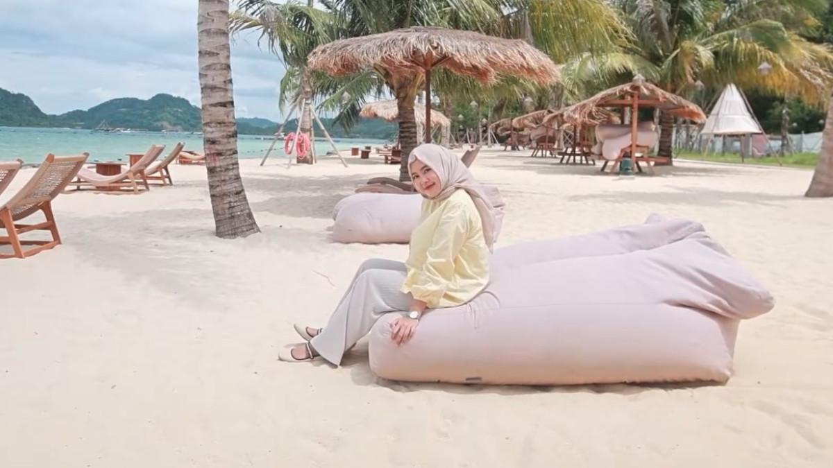 Main pasir, bikin istana, atau sekadar duduk santai menikmati ombak tenang di Kyoko Beach