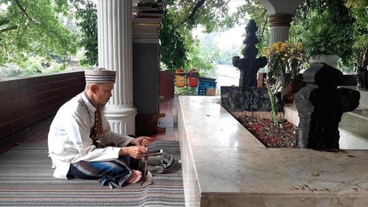 Makam Pangeran Jayakarta di kawasan Jatinegara Kaum, Pulogadung, Jakarta Timur, adalah destinasi wisata religi dan sejarah di DKI Jakarta. Keterangan foto: Makam Jayakarta memiliki nisan khas Kesultanan Banten, karena dia adalah pangeran dari Kesultanan Banten.