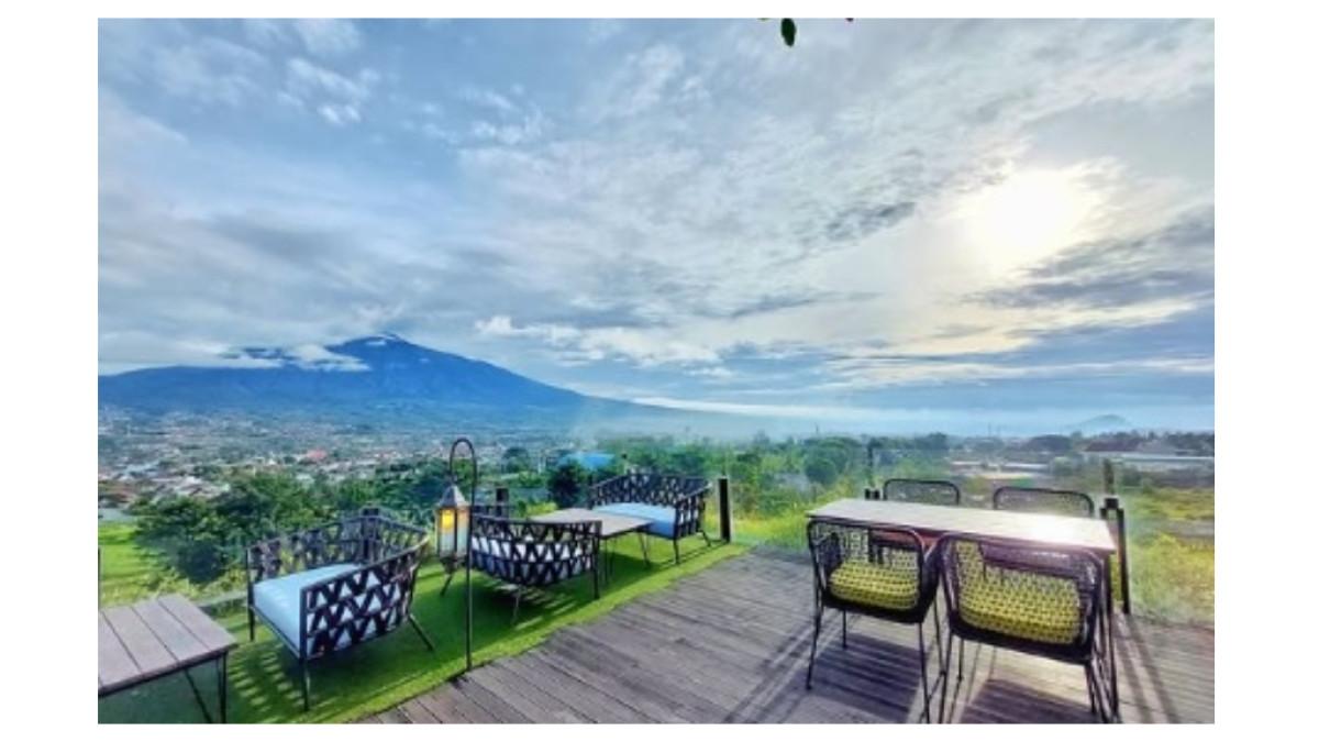 Makan malam di Awang-awang Sky Lounge