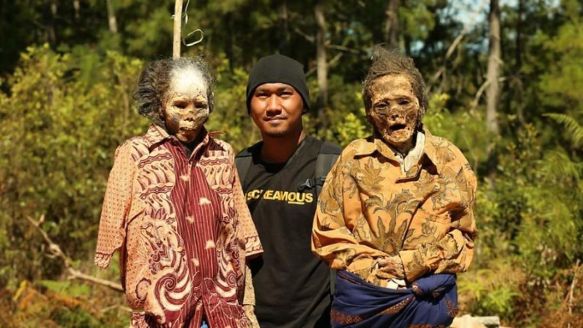 Manene, tradisi unik masyarakat membersihkan mayat yang dimumikan dan dikubur di tebing batu.