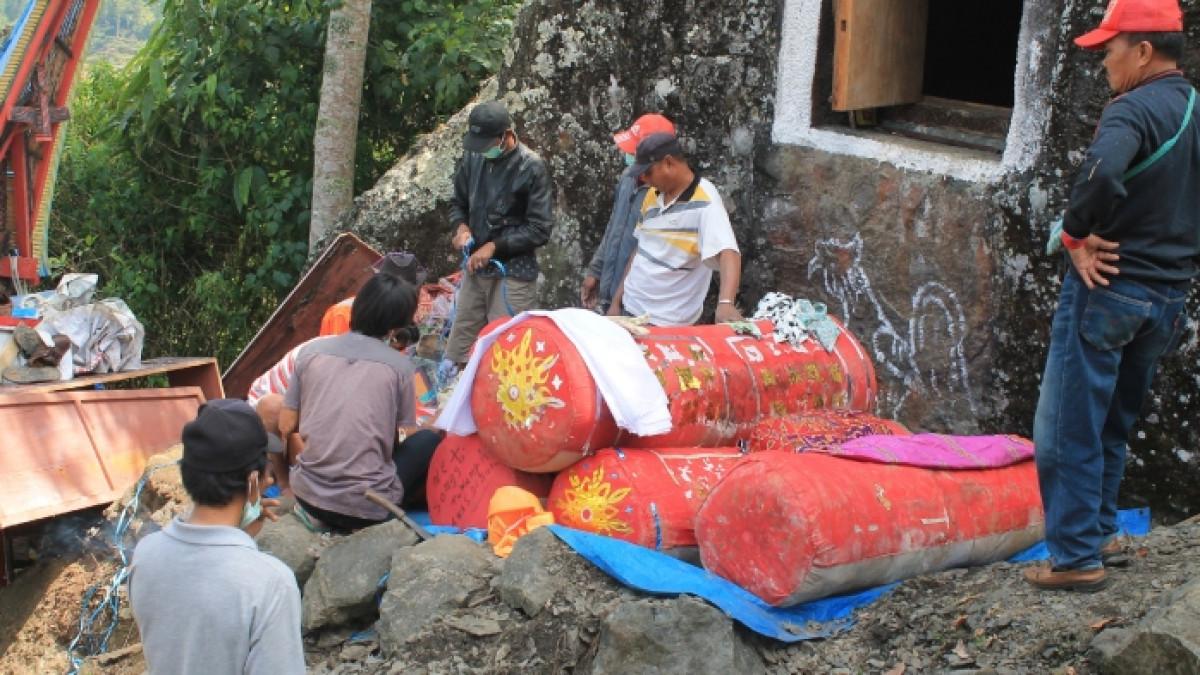Manene, tradisi unik masyarakat membersihkan mayat yang dimumikan dan dikubur di tebing batu.