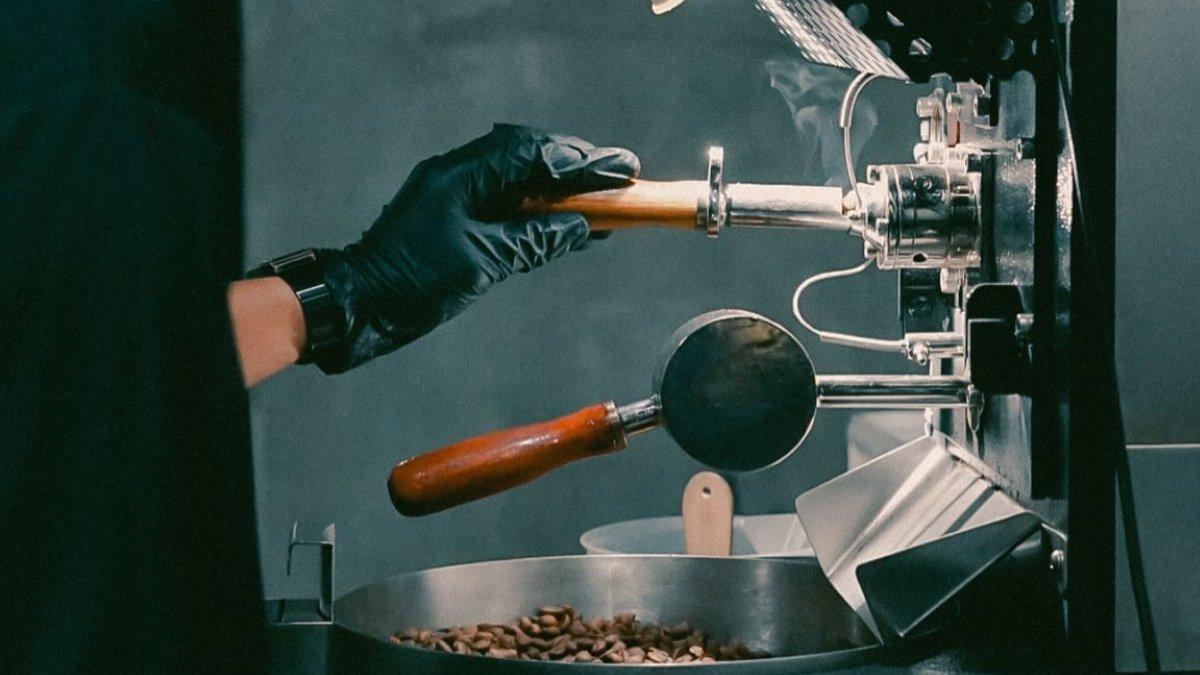 Tren Ngopi Jadi Peluang Bisnis, Manut Coffee Roaster Olah Ratusan Biji Kopi Buat Dijual