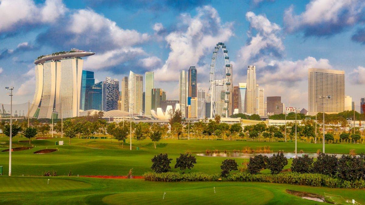 Panorama Marina Bay Sands dan Singapore Flyer yang ikonik, menjadi daya tarik utama Singapura untuk solo traveler dari Jogja.