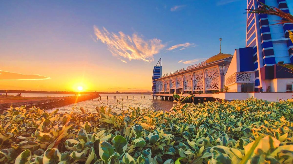 Masjid Al-Alam terkenal sebagai masjid terapung