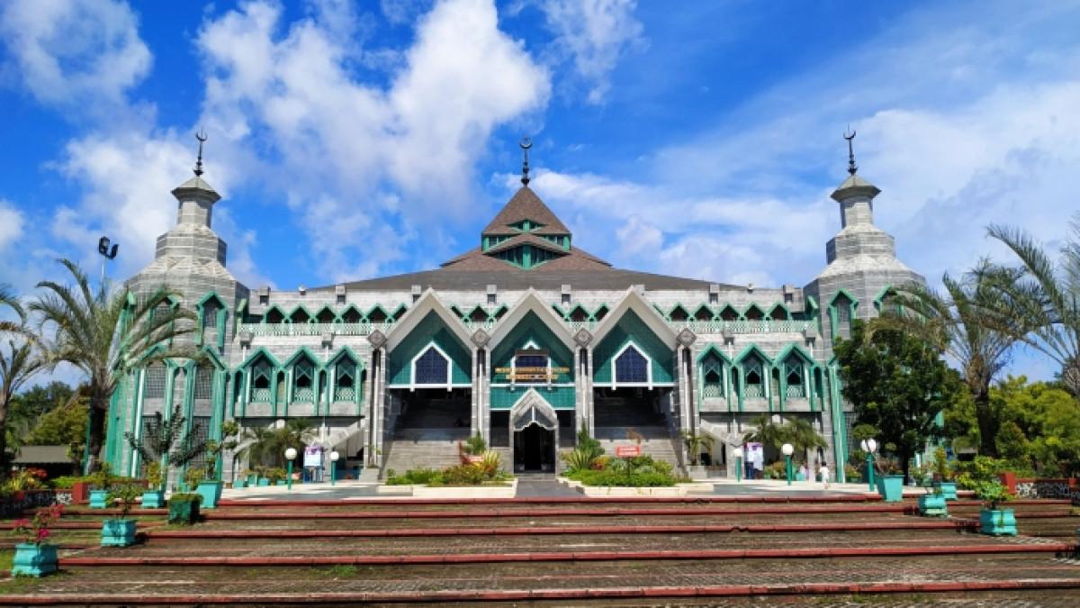 Masjid Al-Markaz Al-Islami, wisata religi di Makassar, Sulawesi Selatan.