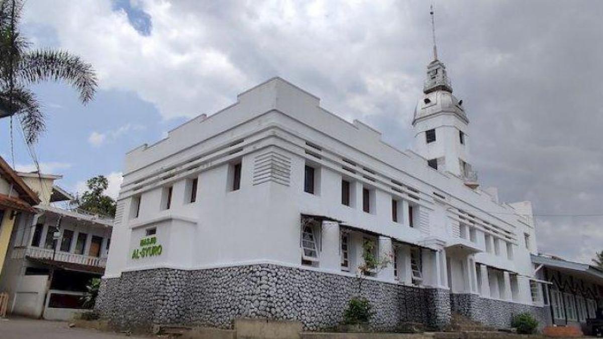 Masjid Asy Syuro di Kampung Cipari, Desa Sukarasa, Kecamatan Pangatikan, Kabupaten Garut, Jawa Barat.