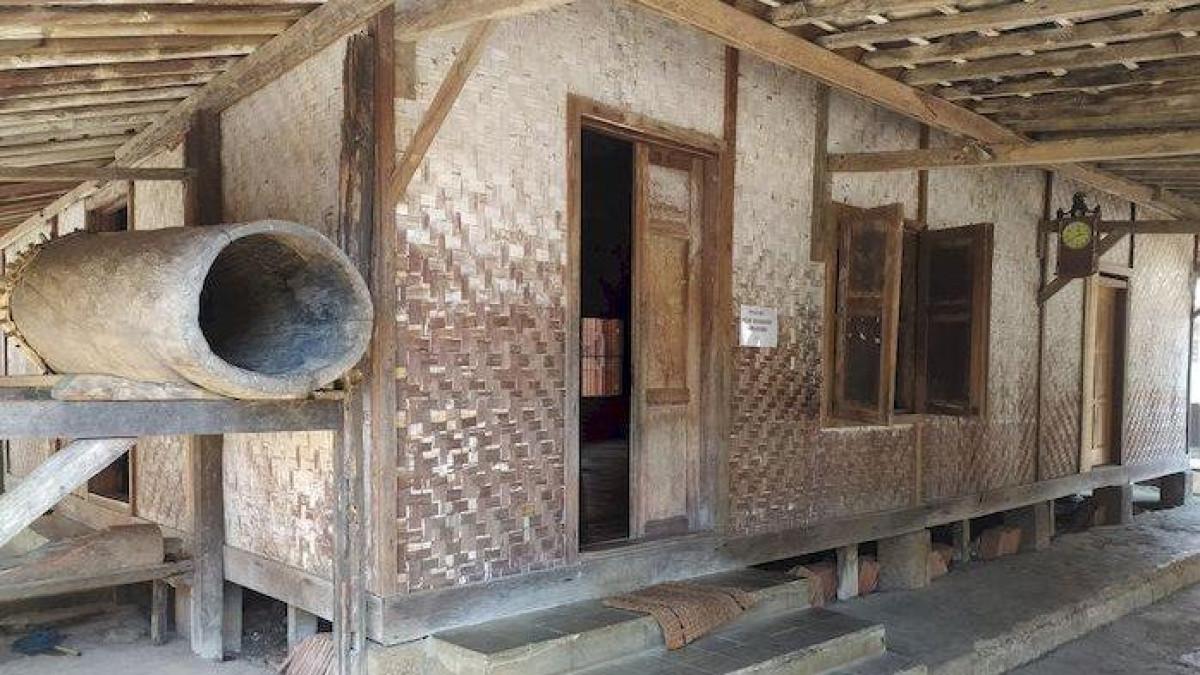 Masjid Mama Kandangsapi di Kampung Kandangsapi, Desa Sindangasih, Kecamatan Karangtengah, Kabupaten Cianjur, Jawa Barat