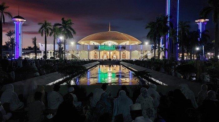Suasana jemaah di Masjid Raya Sabilal Muhtadin Banjarmasin, saat melaksanakan ibadah malam Nisfu Syakban.