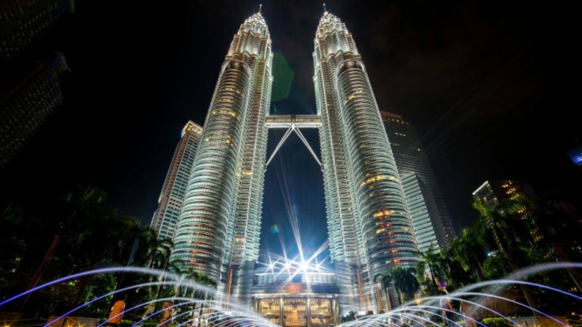 Menara Kembar Petronas atau Petronas Twin Tower, wisata ikonik di Kuala Lumpur, Malaysia.