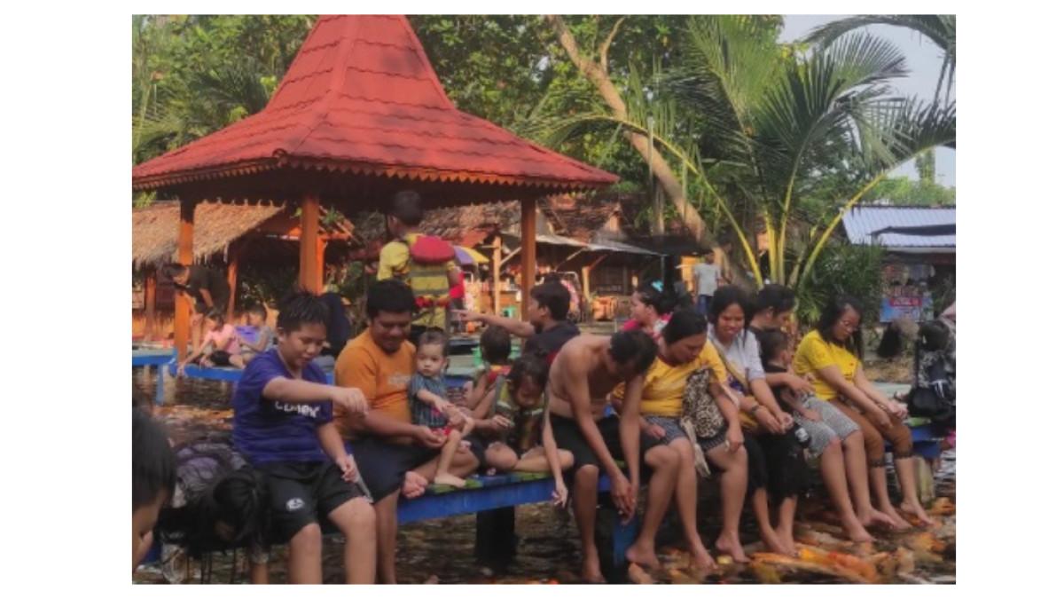 Wisatawan Menikmati Wisata Terapi Ikan di Wisata Pelang, Merakurak, Tuban, Jawa Timur