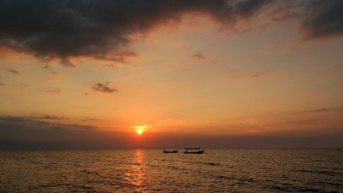 Menikmati keindahan sunset di Pasir Putih, wisata alam di Situbondo, Jawa Timur.