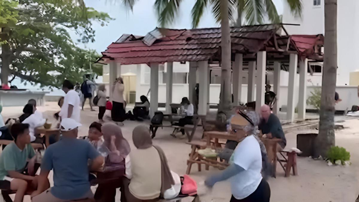 Menikmati makan siang di Pulau Lengkuas