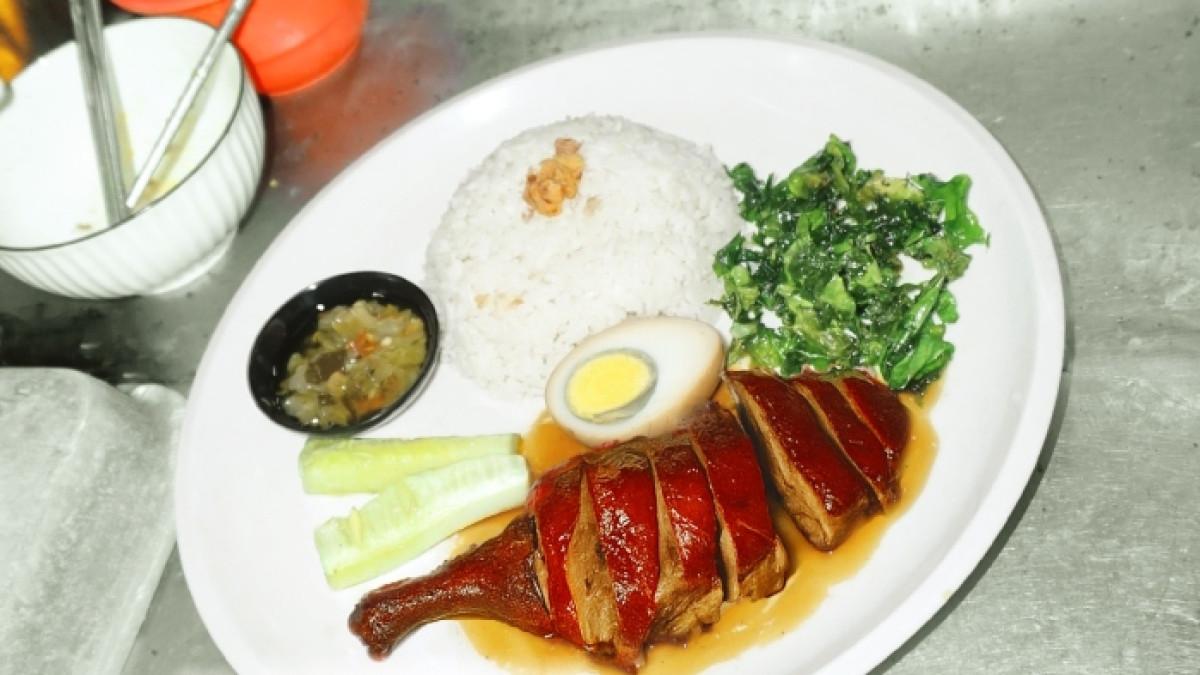 Menu bebek panggang di Wm.Tjokro8 Solo, Jawa Tengah.