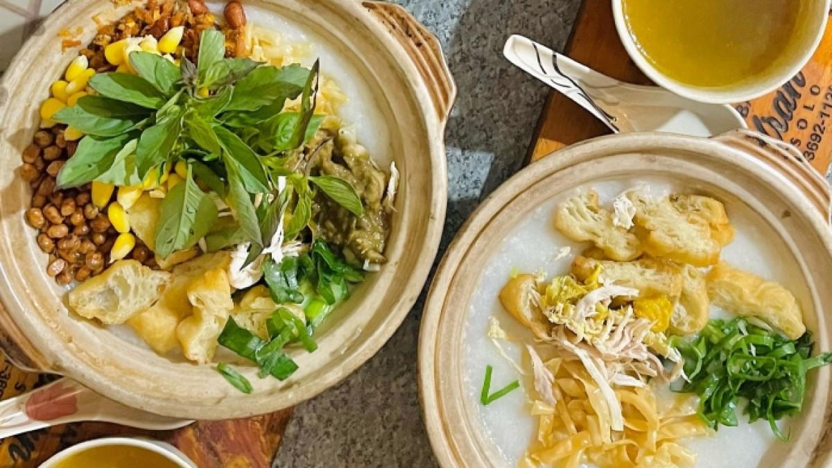 Menu bubur di warung Bubur Bakar Badran Kota Solo, Jawa Tengah yang cocok untuk menu sarapan.