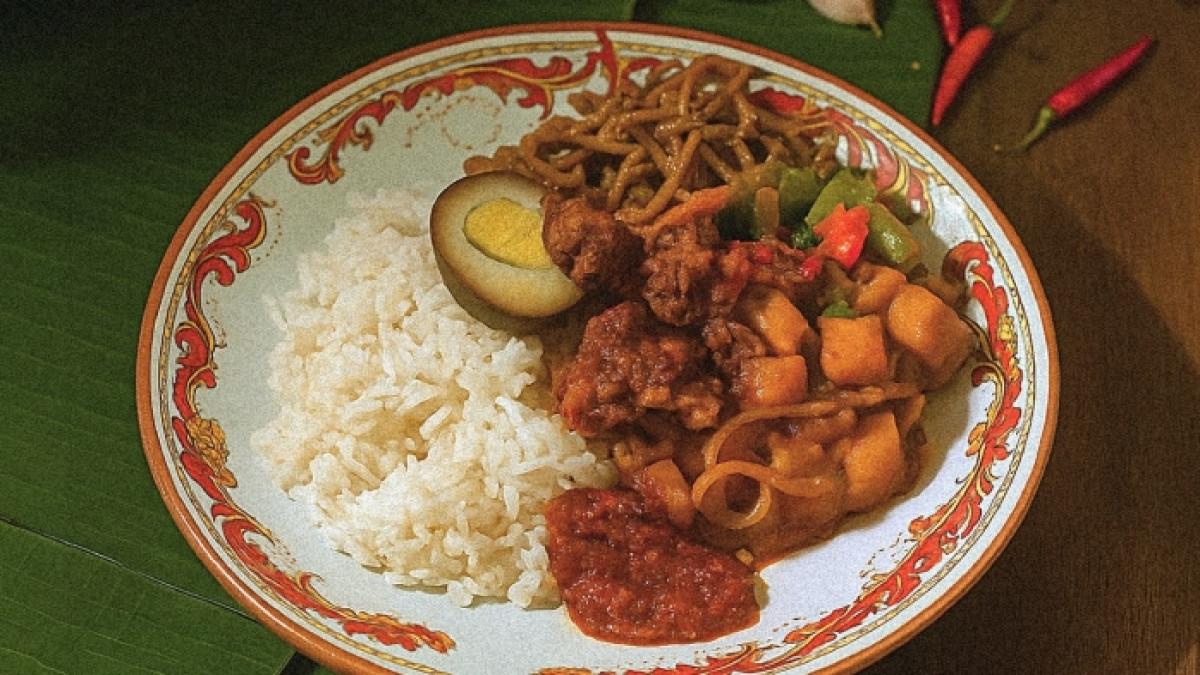 Menu makan malam enak di warung Depot Sederhana Gubeng Pojok Surabaya, Jawa Timur.