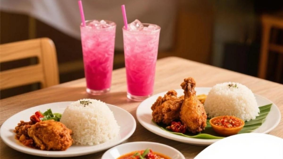 Menu makanan dan minuman di Dapoer Cobek Malang, Jawa Timur.