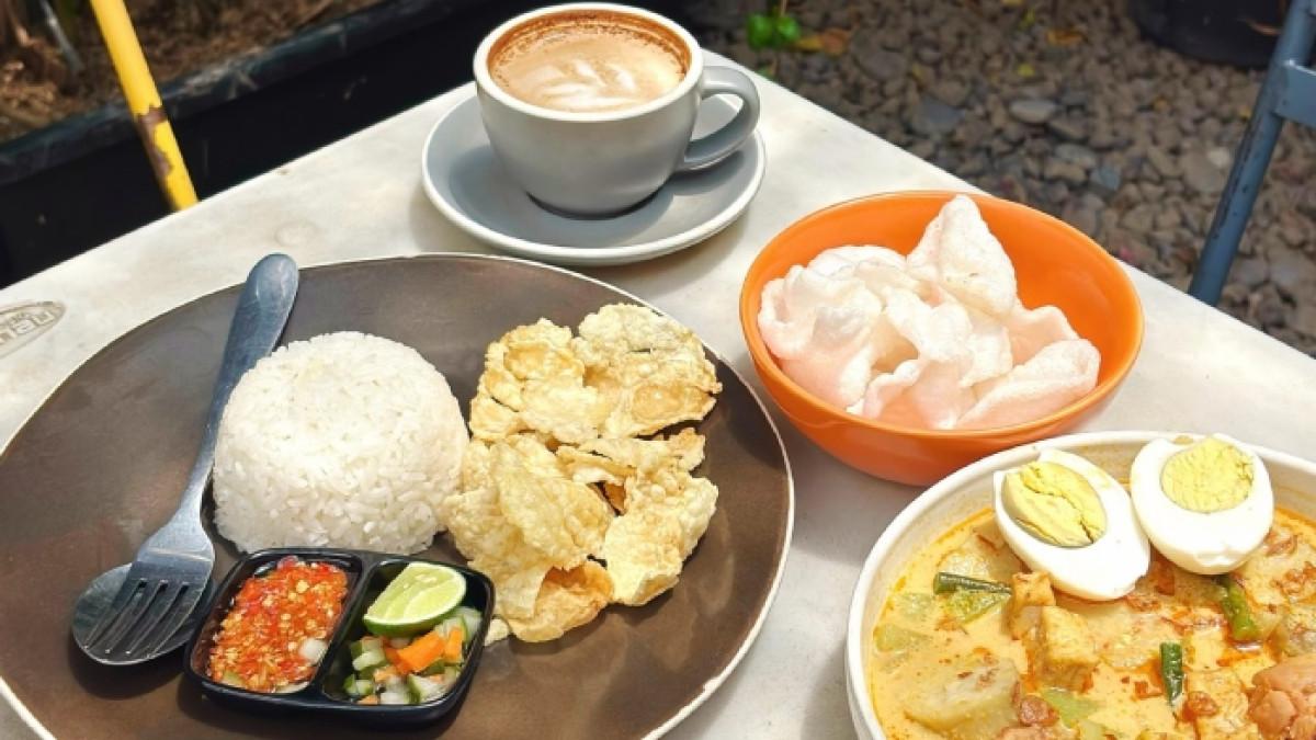 Menu makanan dan minuman di Kang Abuy Coffee & Eatery Kuta, Bali.