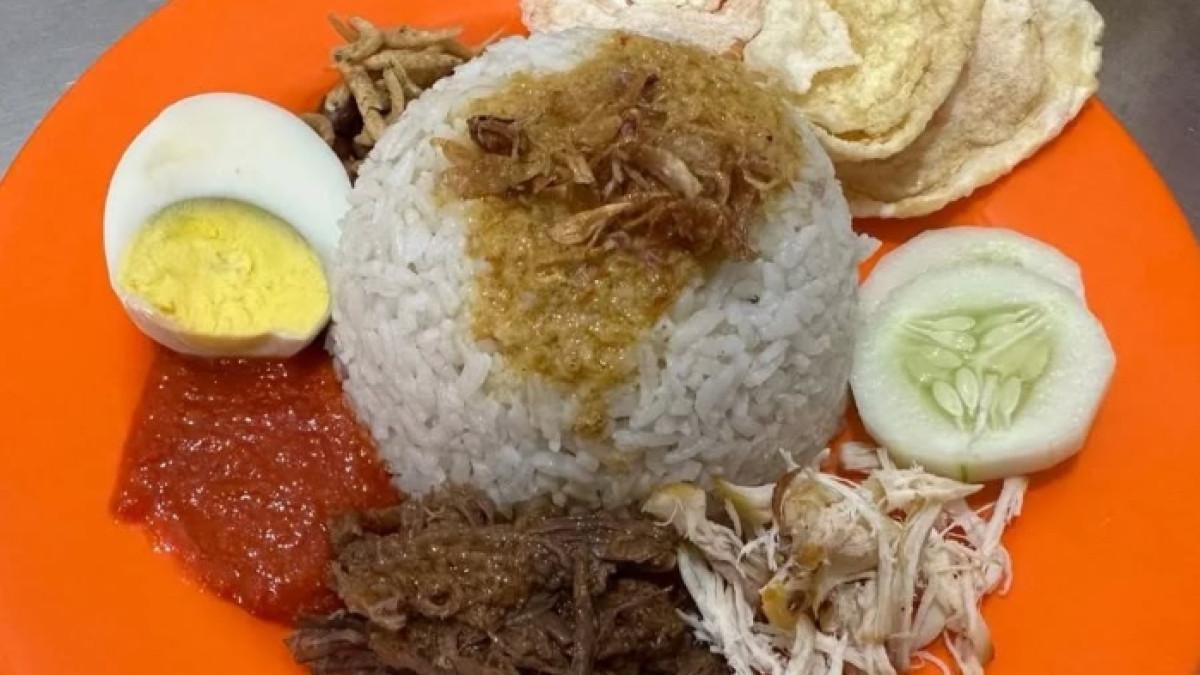 Menu nasi gemuk campur dengan lauk daging rendang dan ayam suwir di Kei Kopitiam Jambi.