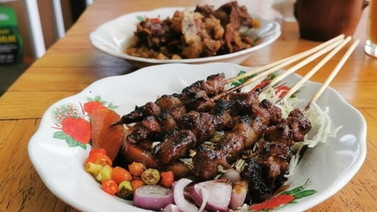 Menu sate kambing di warung Sate Kambing Mas HJT Kota Solo, Jawa Tengah.