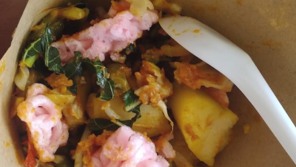 Menu seporsi lotek di Lotek dan Es Cendol Alkateri untuk makan siang.