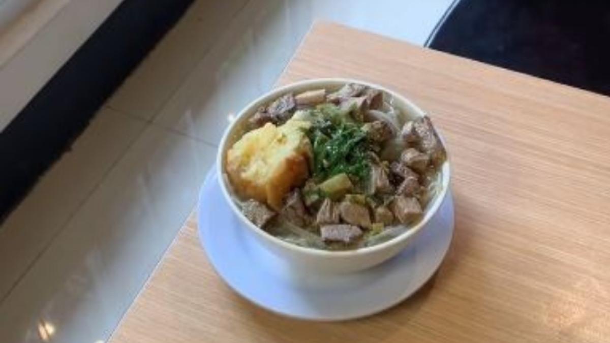 Menu soto Padang di warung Soto Garuda Padang, Sumatra Barat.