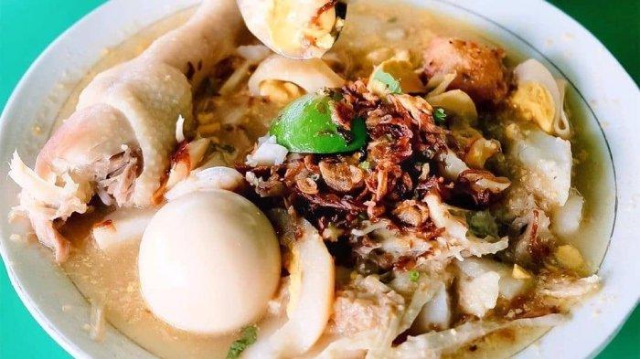 Menu soto di Depot Soto Bang Amat Banjarmasin.