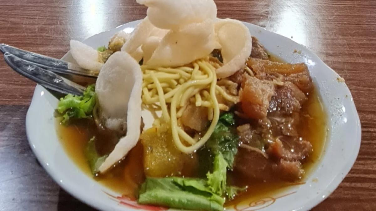 Menu tahu campur di warung Tahu Campur H. Abd. Mahfud Surabaya, Jawa Timur.