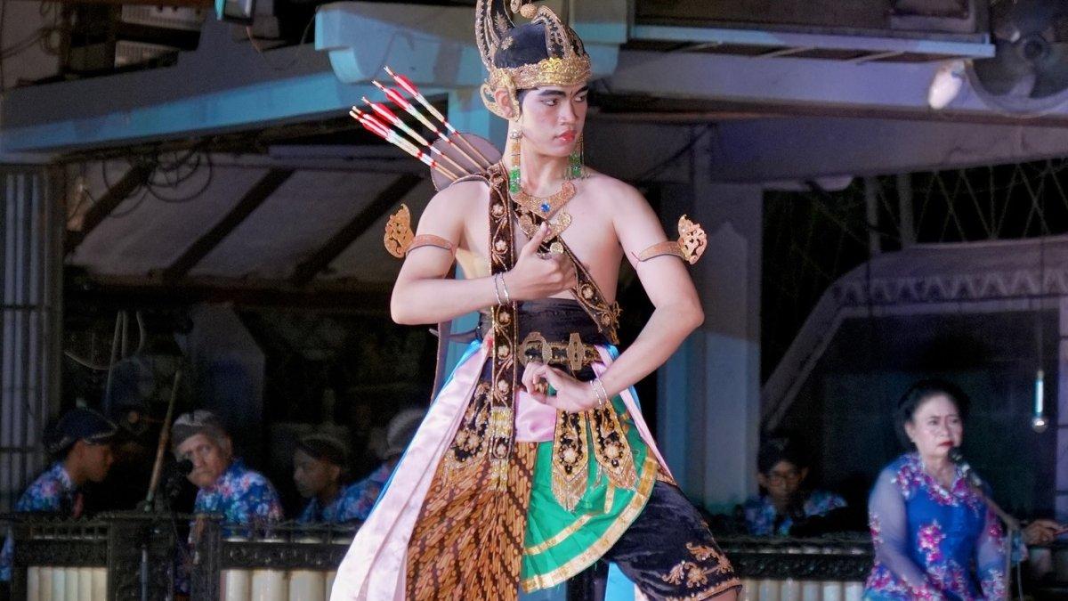 Menyaksikan pertunjukan Ramayana Ballet Purawisata di Jogja.