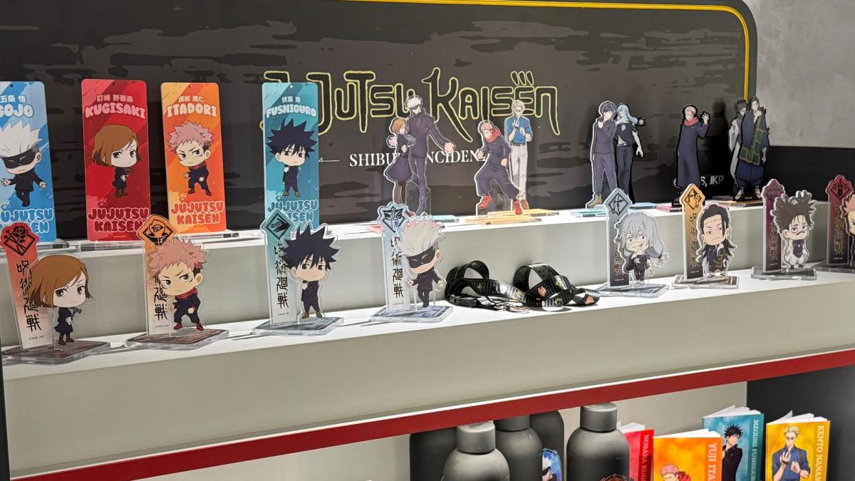 Merchandise eksklusif Jujutsu Kaisen di Arcafe Lippo Mall Puri hadir lengkap dengan karakter favorit seperti Itadori, Fushiguro, dan Gojo.