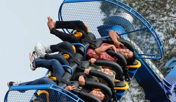 WISATA KARO - Pengunjung yang sedang bermain di wahana Mikie Funland, Senin (12/5/2025). Mikie Funland merupakan tempat wisata populer di Kabupaten Karo, Sumatera Utara yang cocok untuk dikunjungi bersama keluarga.