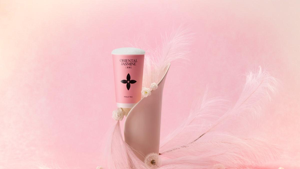 Molly Tea menghadirkan signature menu teh melati premium beraroma segar dan menenangkan. 