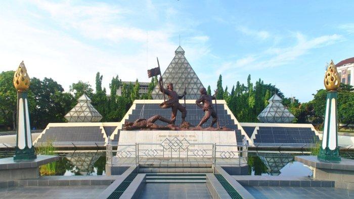 Monumen Tugu Pahlawan dan Museum Sepuluh November di Surabaya, Jawa Timur.