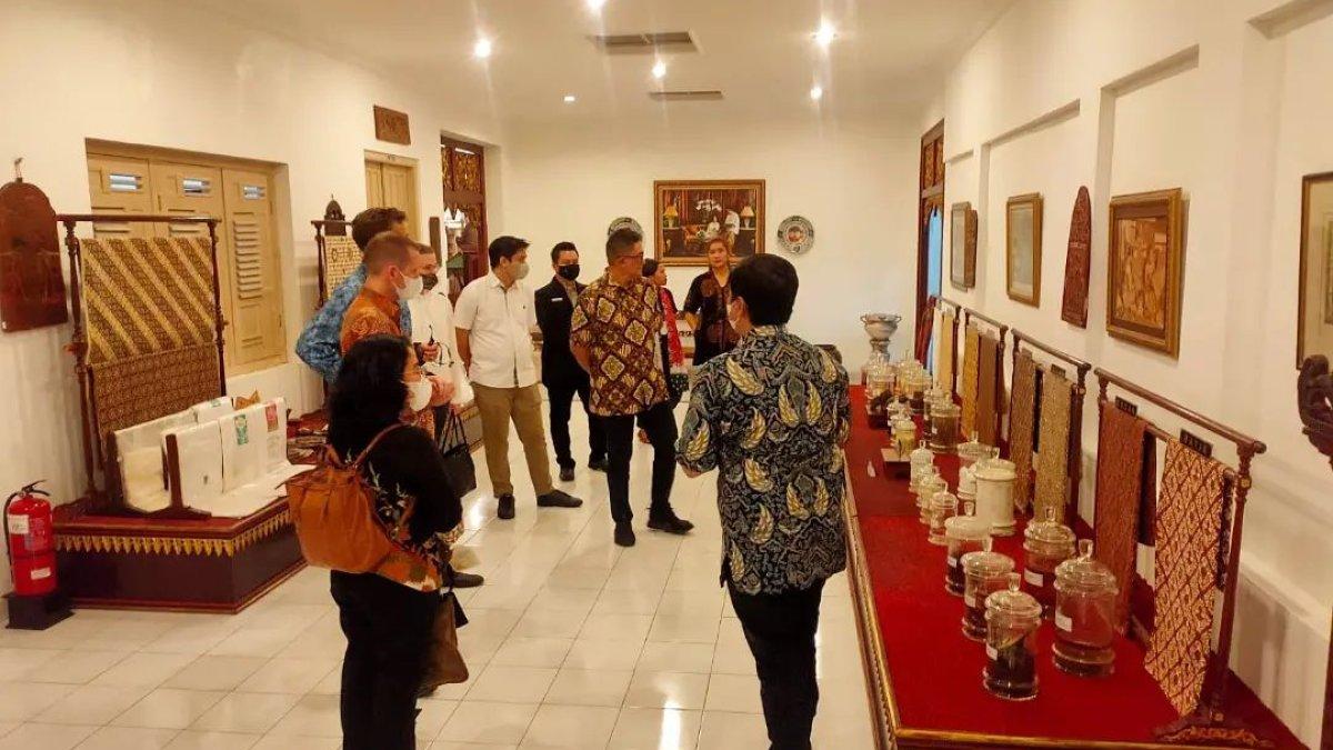 Museum House of Danar Hadi, satu tempat wisata terbaik di Laweyan, Solo, Jawa Tengah.