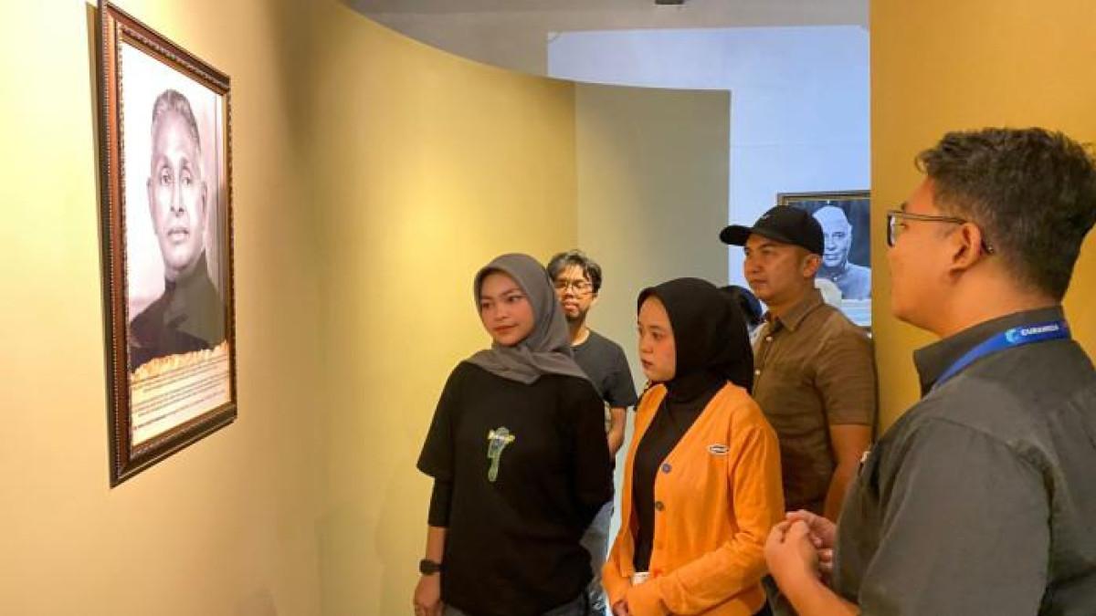 MUSEUM LOTUS - Wisatawan tengah melihat salah satu tokoh penggagas Konferensi Asia Afrika di Museum Lotus, The Great Asia Africa (TGAA) Lembang, Kabupaten Bandung Barat (KBB).