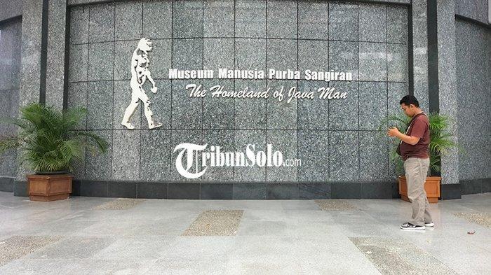 Wisatawan berjalan memasuki gerbang masuk wisata Museum Manusia Purba Sangiran, Rabu (11/1/2023).