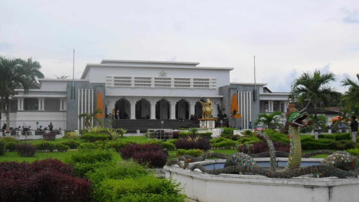 Museum Mulawarman, tempat wisata budaya di Kabupaten Kutai Kartanegara, Kalimantan Timur.