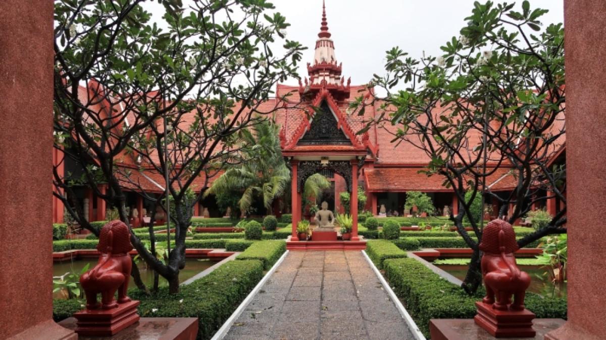 Museum Nasional Kamboja di Phnom Penh merupakan museum sejarah dan budaya terbesar di negara ini.