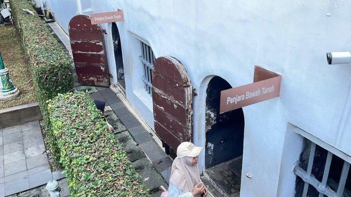 PENJARA BAWAH TANAH - Potret mencekam penjara bawah tanah pria zaman Belanda, kini berada di dalam Museum Sejarah Jakarta, Kota Tua, Jakarta Barat, Minggu (1/6/2025).