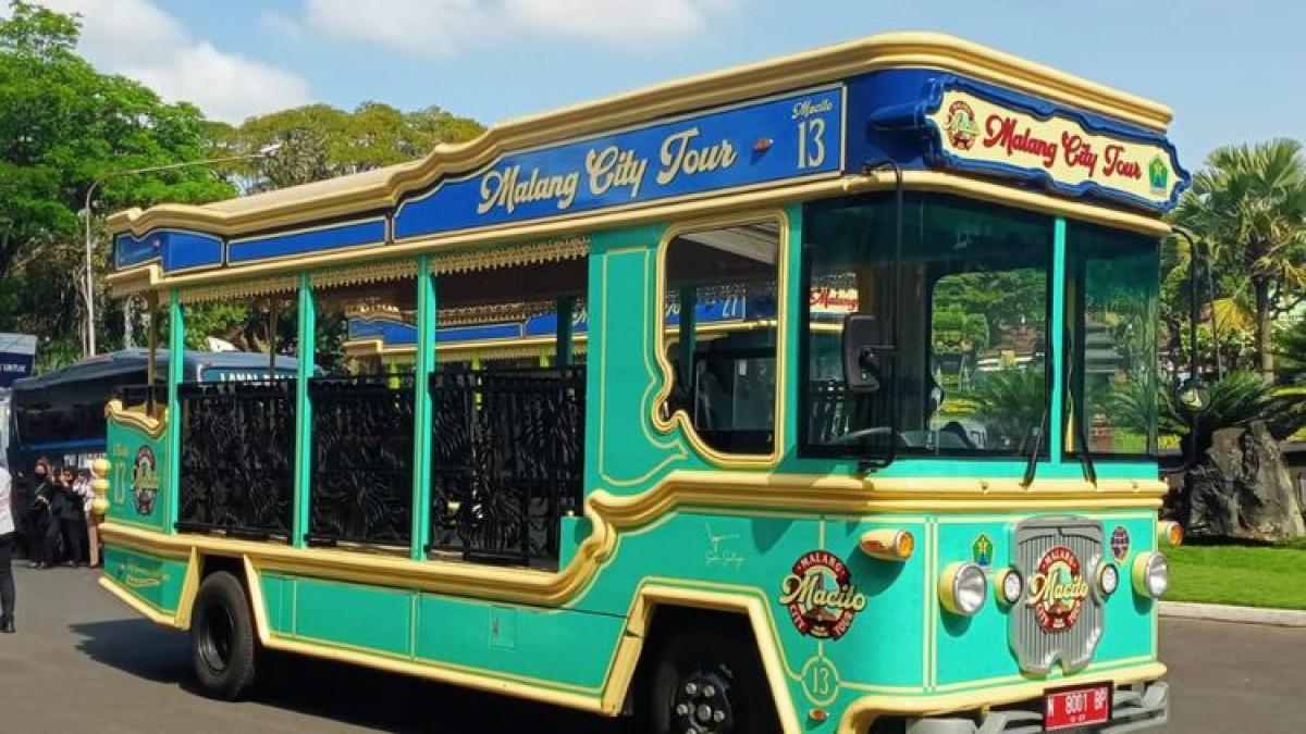 Naik Bus Macito jelajahi Kota Malang.